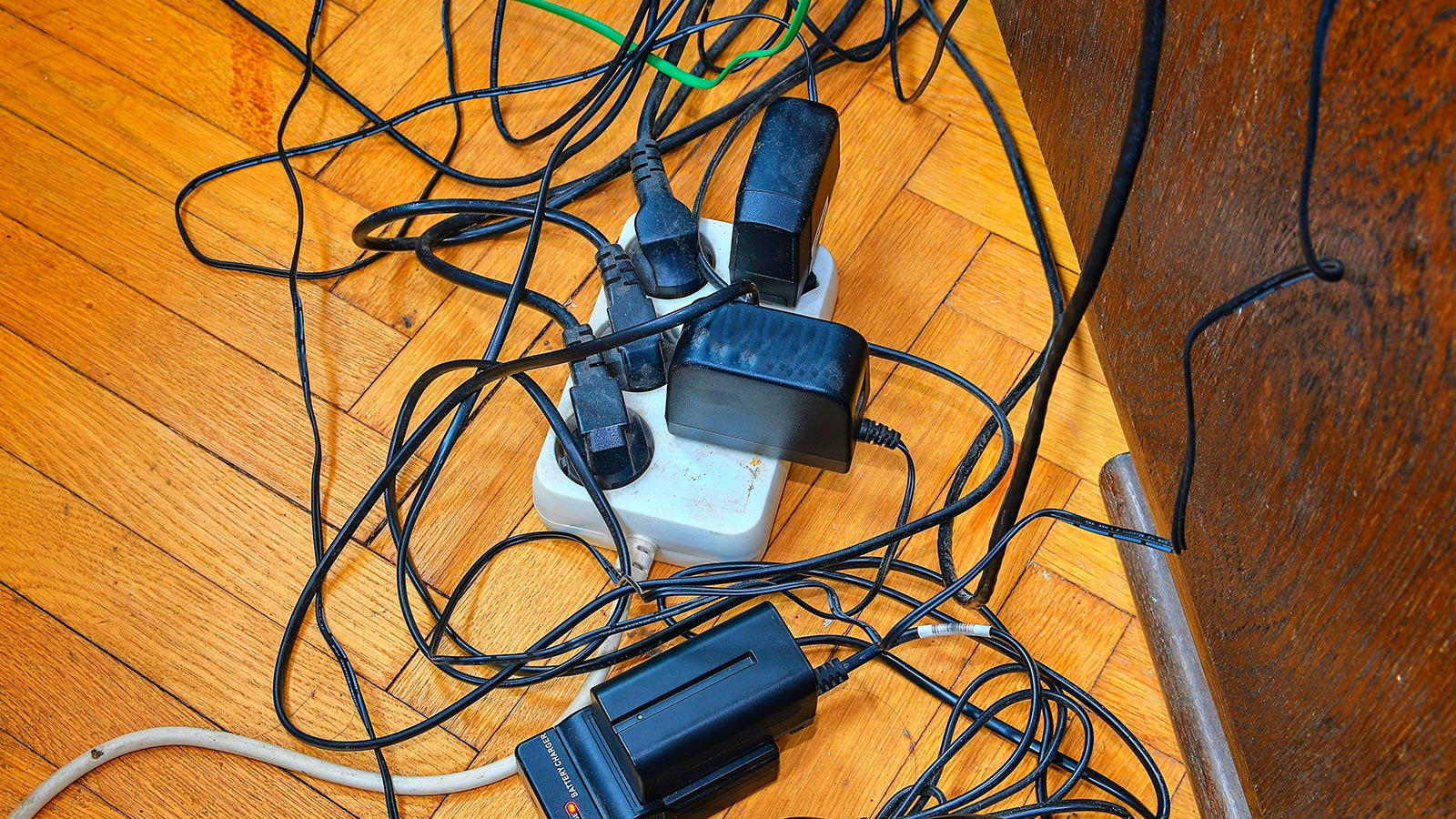 Ocultar o esconder los cables del TV